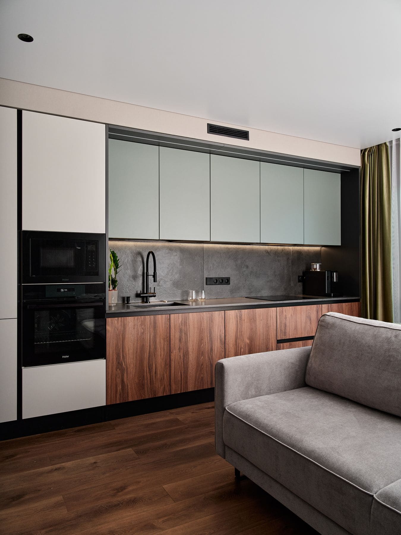 Wohnungsinterieur mit integrierter Küche und Diele